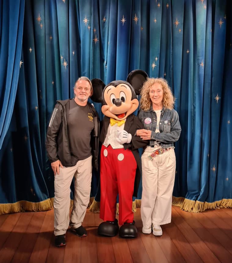 Pablo y Myri con Mickey en Orlando